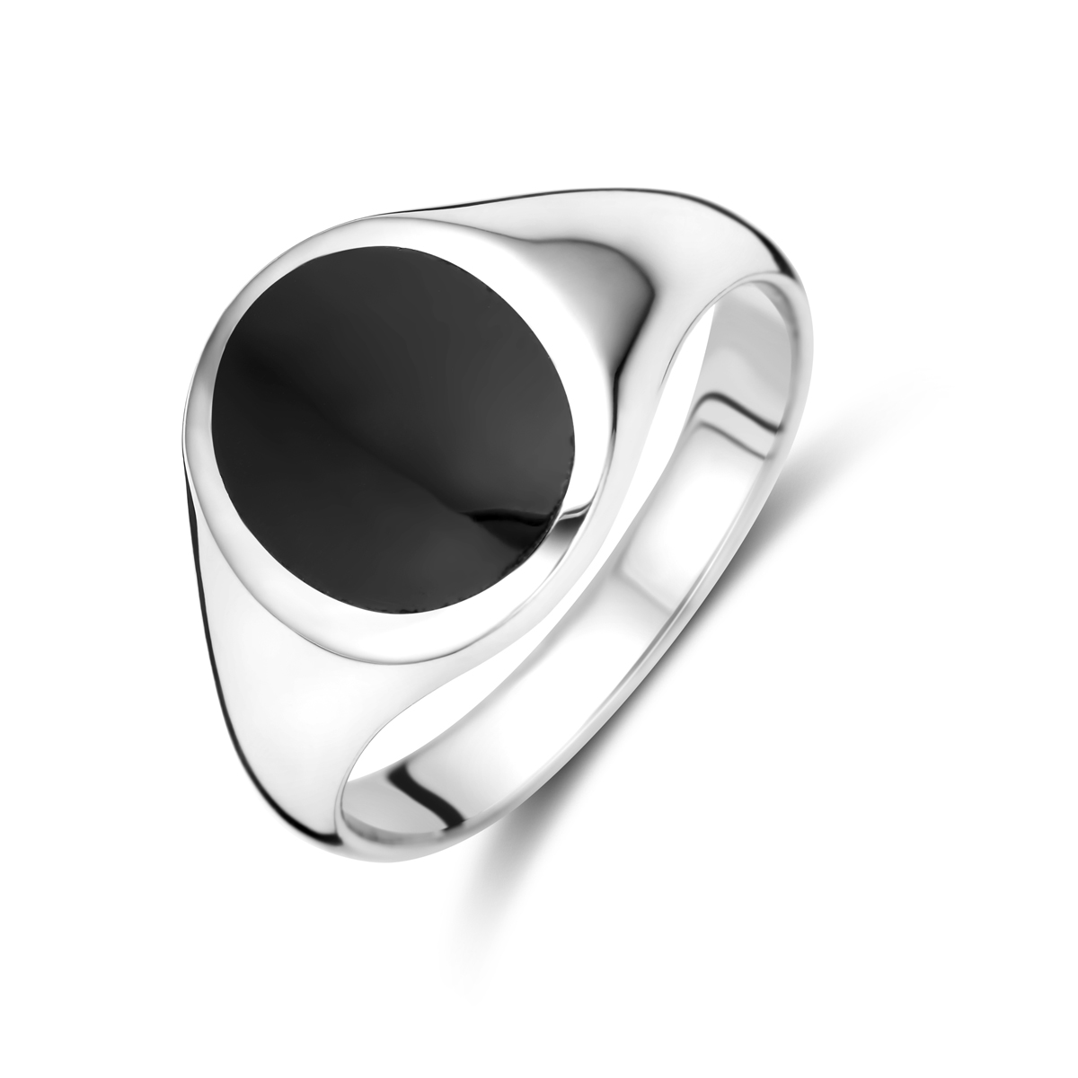 Gerhodineerd 925 zilveren ring uitgevoerd met onyx. De ring heeft een breedte van 11.5mm.