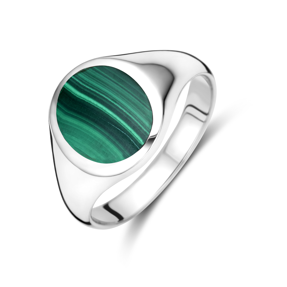 Gerhodineerd 925 zilveren ring uitgevoerd met malachiet. De ring heeft een breedte van 11.5mm.