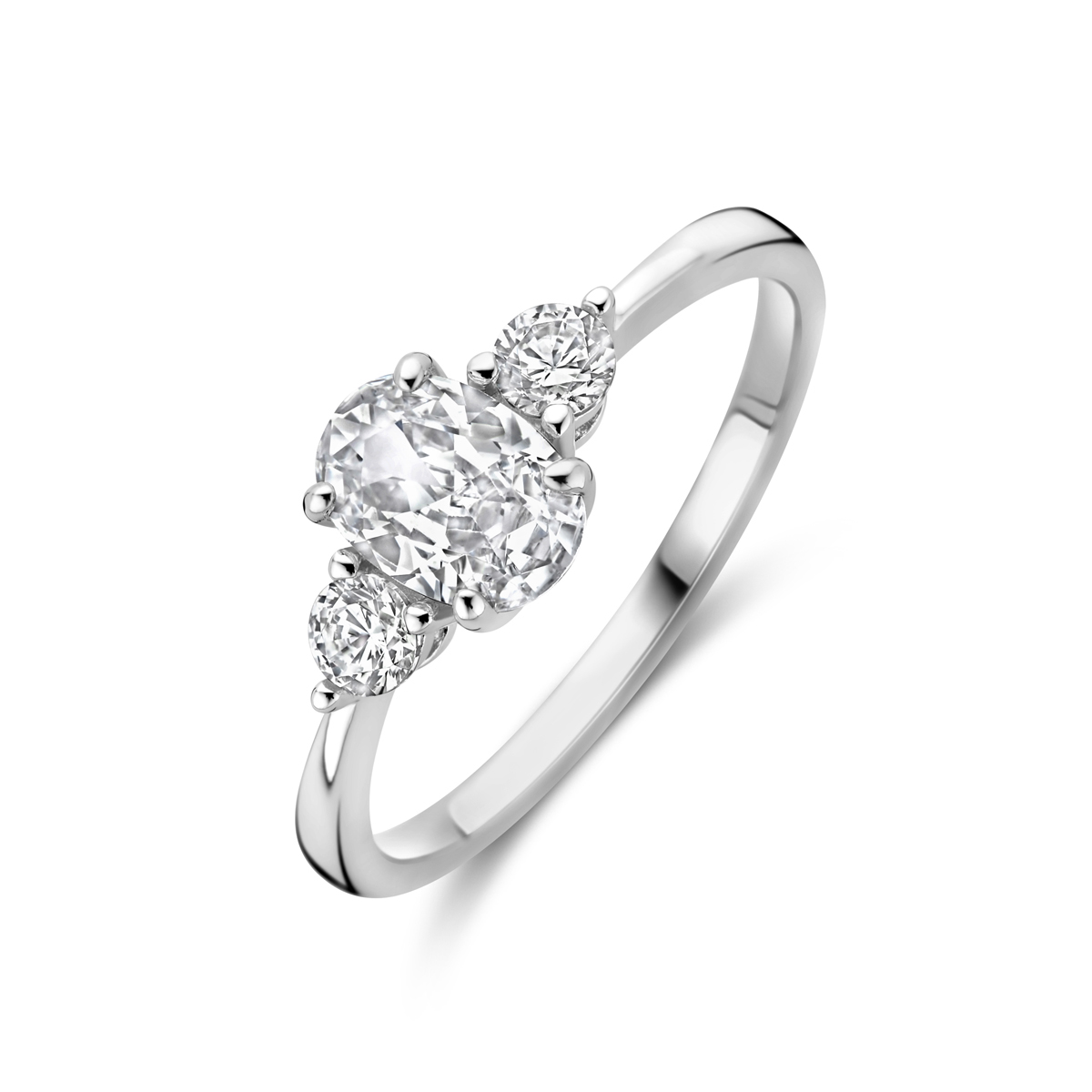 Gerhodineerd 925 zilveren ring uitgevoerd met zirkonia. De ring heeft een breedte van 8mm.