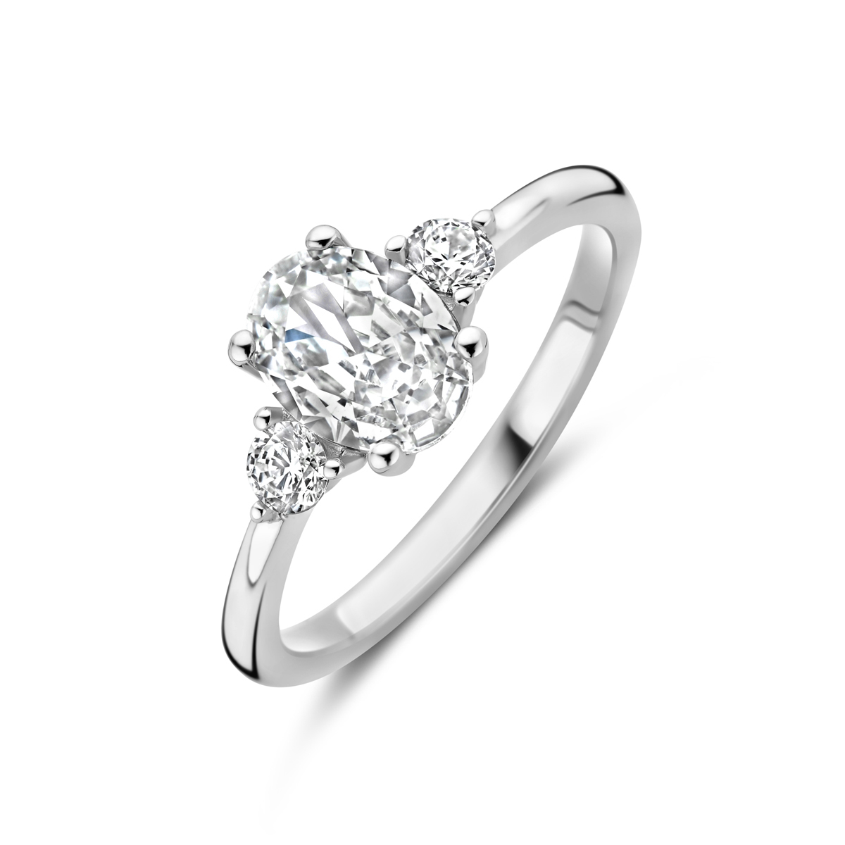 Gerhodineerd 925 zilveren ring uitgevoerd met zirkonia. De breedte van de ring is 7mm.