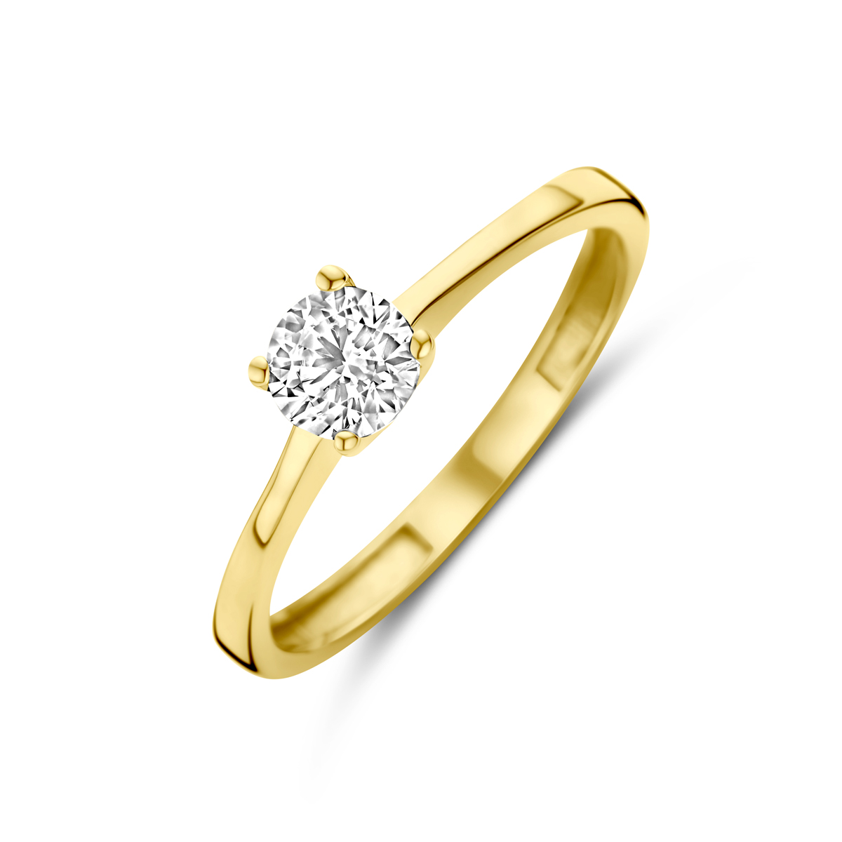 14k Geelgouden ring uitgevoerd met zirkonia. De ring heeft een breedte van 4.5mm.