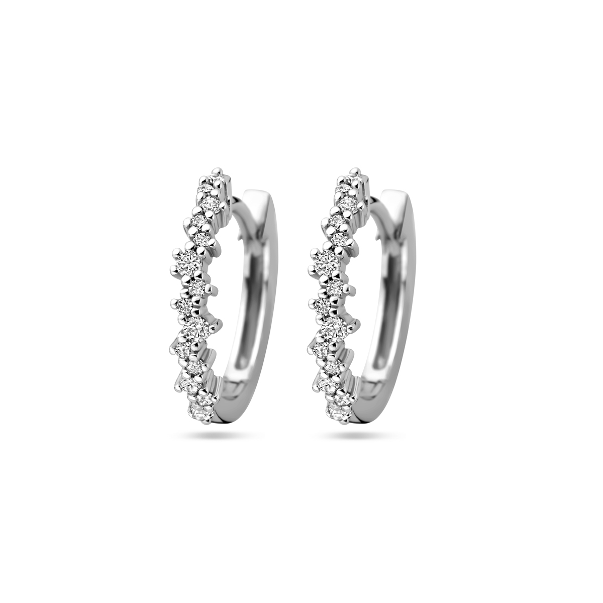 Gerhodineerd 925 zilveren klapoorringen uitgevoerd met zirkonia. De klapoorringen hebben een afmeting van 15x3mm.