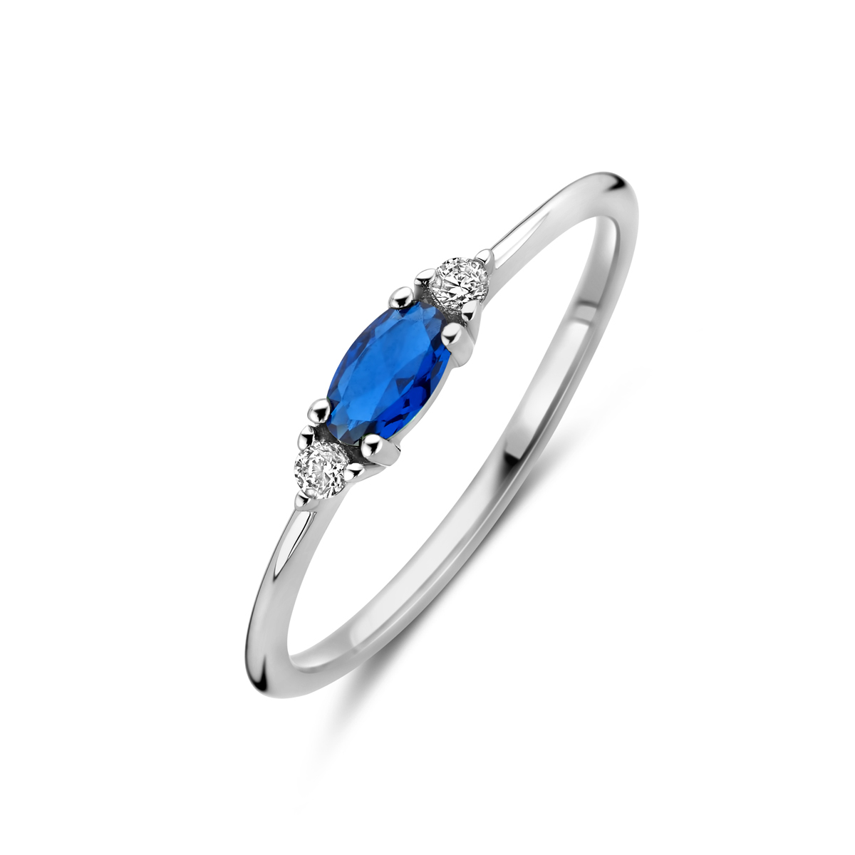 Gerhodineerd 925 zilveren ring uitgevoerd met wit en blauw zirkonia. De ring heeft een breedte van 3mm.