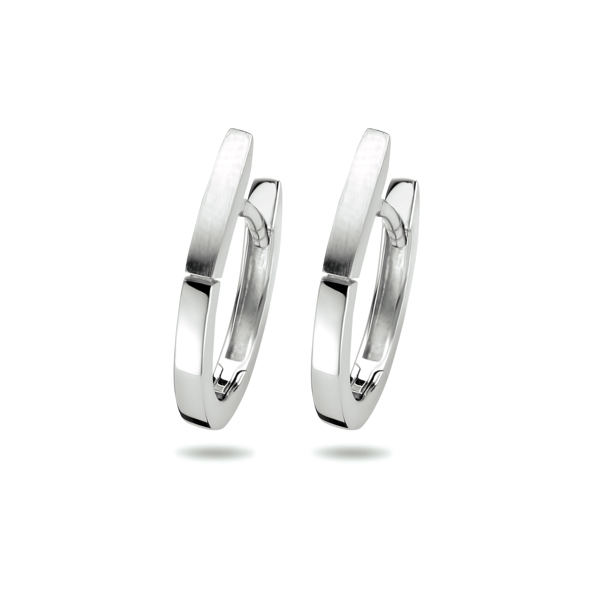 Gerhodineerd 925 zilveren klapoorringen uitgevoerd met een poli/matte afwerking. De oorringen hebben een afmeting van 17.5x2mm.