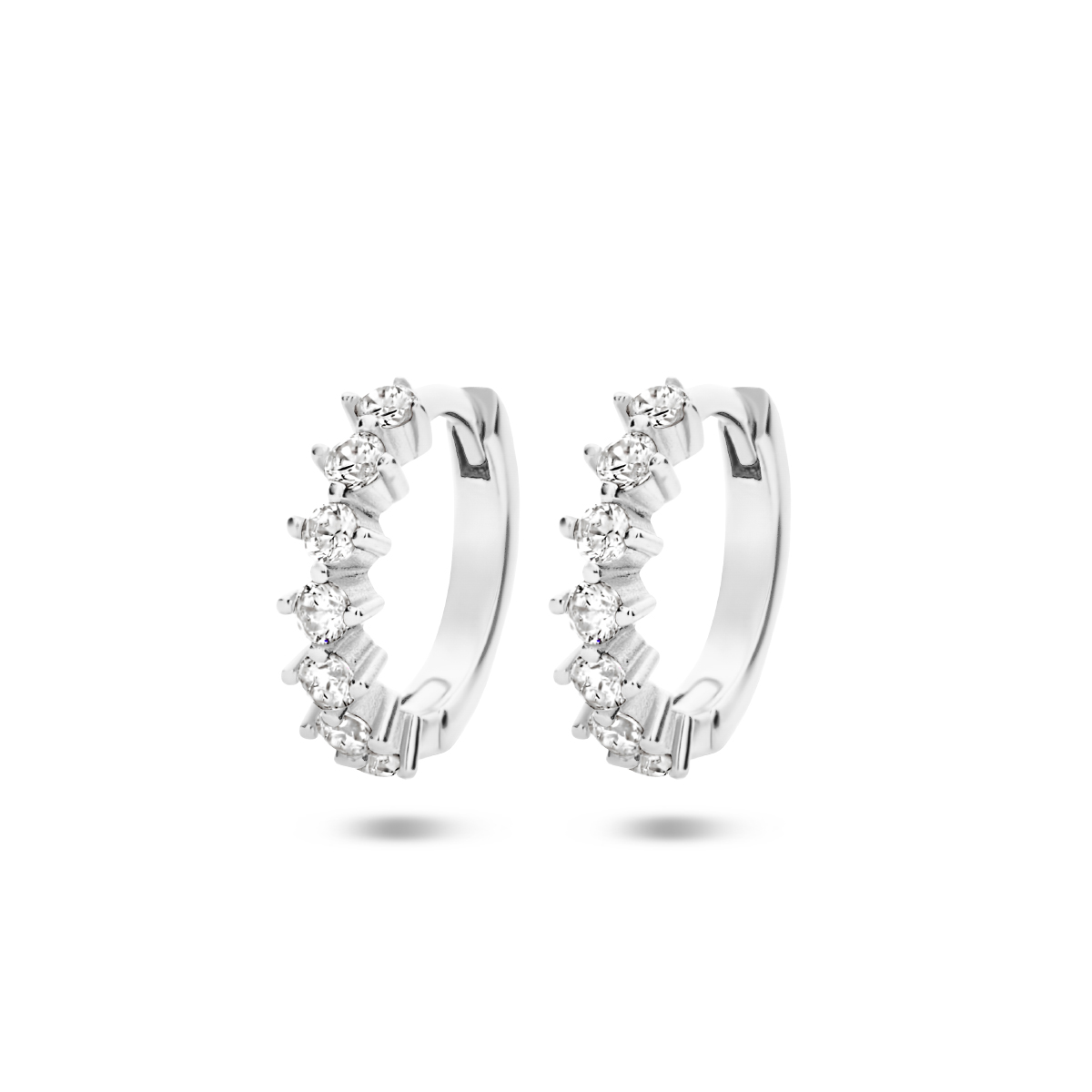 Gerhodineerd 925 zilveren klapoorringen uitgevoerd met schitterende zirkonia rij. De oorringen hebben een afmeting van 12.5x3mm.