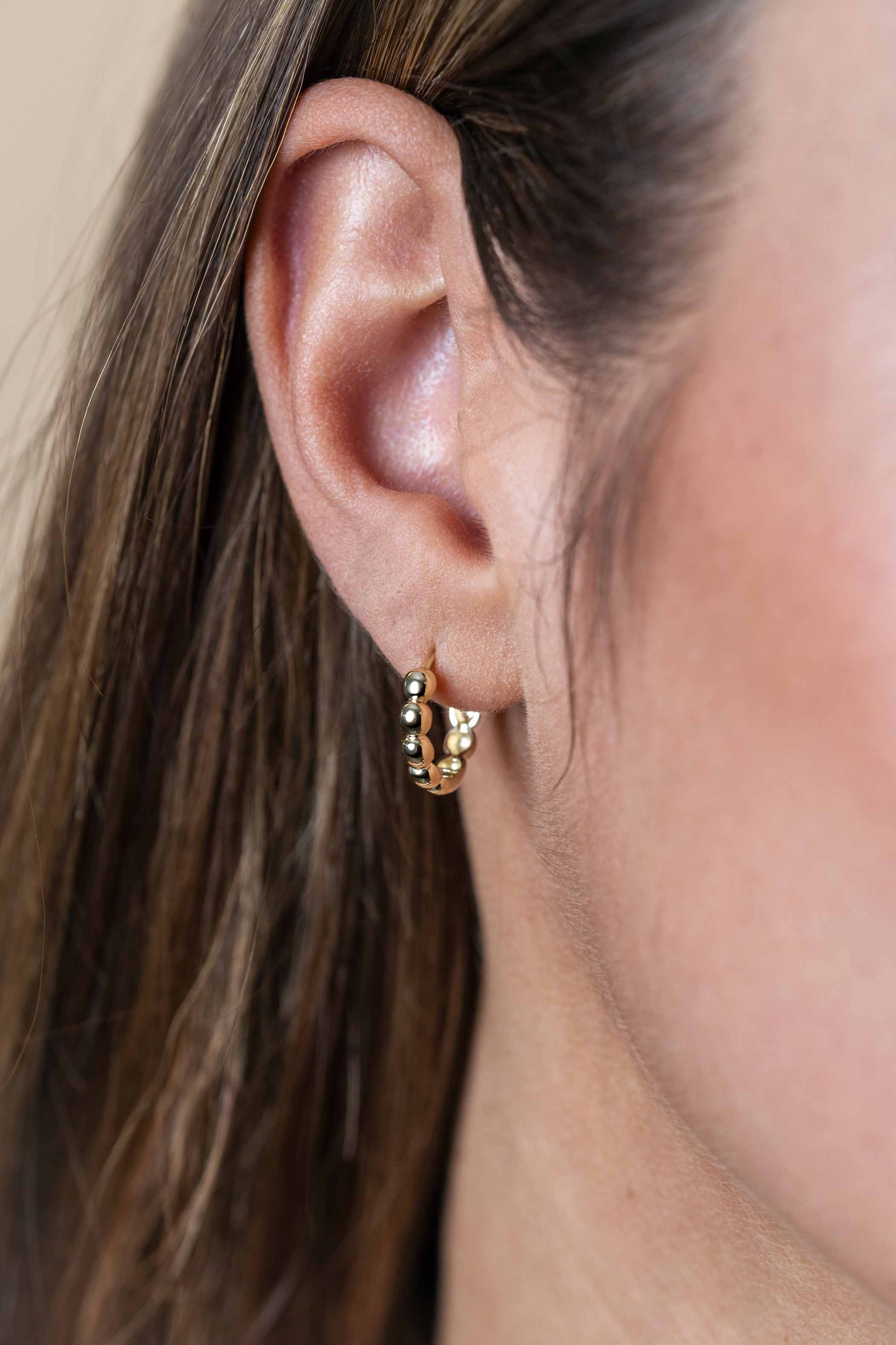 15mm ZINZI Gold 14 krt gouden oorringen met bolletjes design met luxe klapsluiting 15mm x 3,3mm buis ZGO508