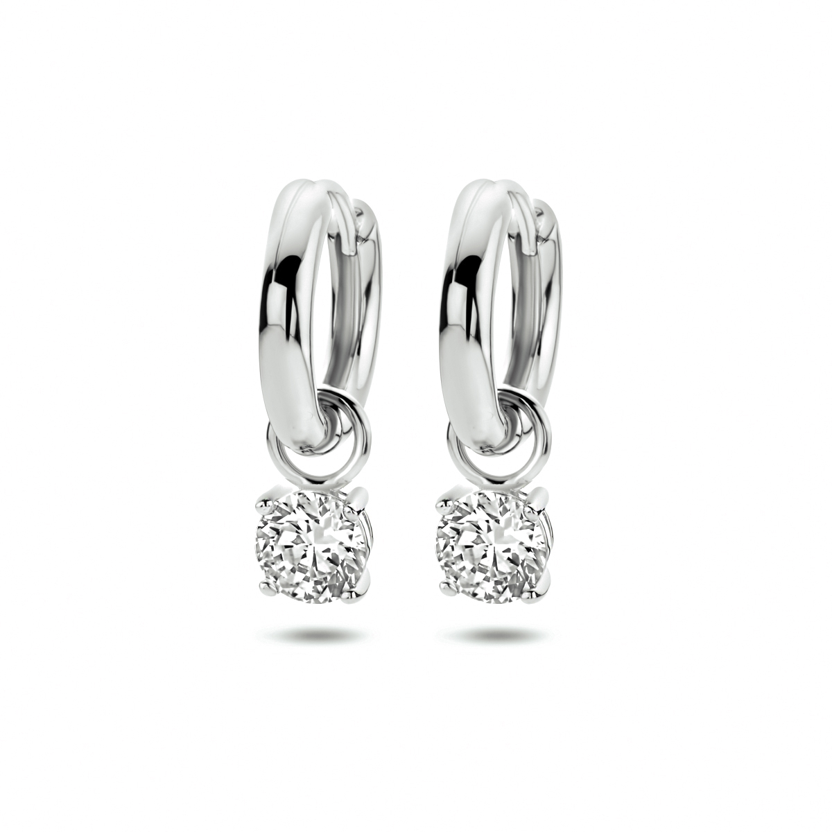 Beschrijving: Gerhodineerd zilveren klapcreolen met een zirkonia hanger. 
Verpakt per: 1
Doelgroep: dames
Breedte: 3 mm
Hoogte: 18 mm
Zetting: solitaire (chatonzetting)