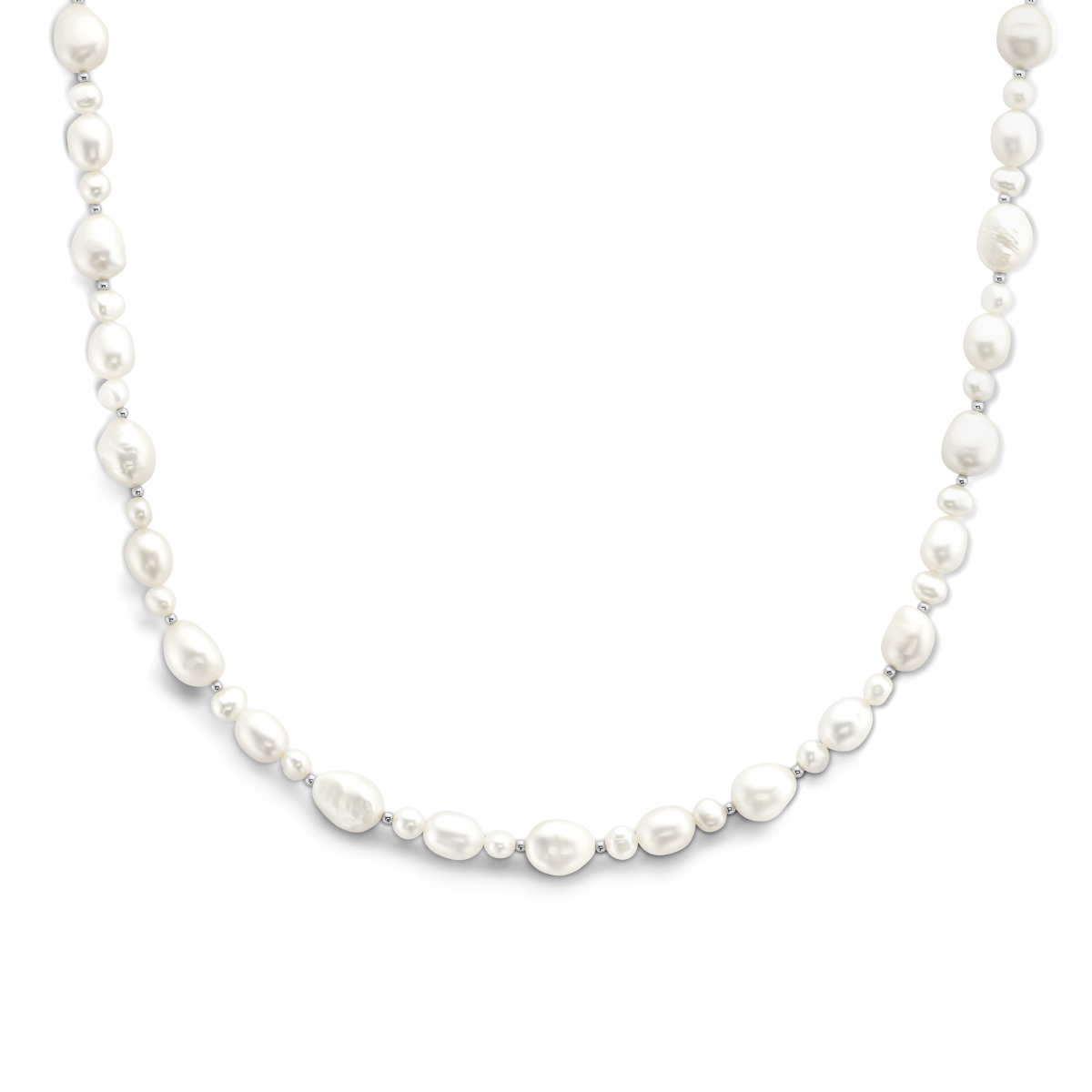 Gerhodineerd 925 zilveren collier met zoetwaterparels. Het collier heeft een draaglengte van 43cm en een extensie van 4cm. Uitgevoerd met een karabijn sluiting.