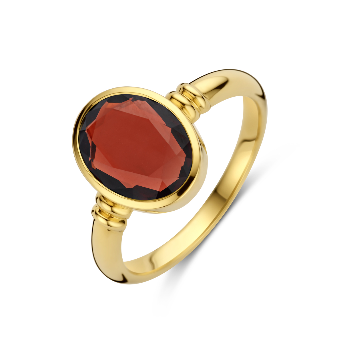 14k Geelgouden ring uitgevoerd met granaat. De ring heeft maat 15.