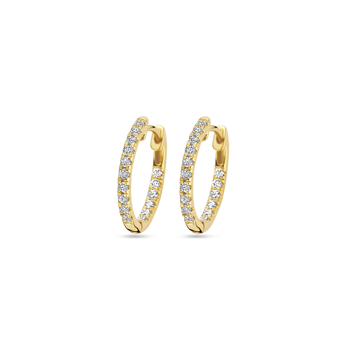 14k Geelgouden klapoorringen uitgevoerd met lab grown diamant. De klapoorringen hebben een afmeting van 16.5x2mm. Het totale diamantgewicht is 0.46ct. Lab grown diamanten zijn diamanten die ontstaan in een laboratorium. Onder extreem hoge druk en temperatuur wordt het natuurlijk ontstaansproces nagebootst met als eindresultaat een diamant met dezelfde chemische eigenschappen maar met een andere oorsprong.