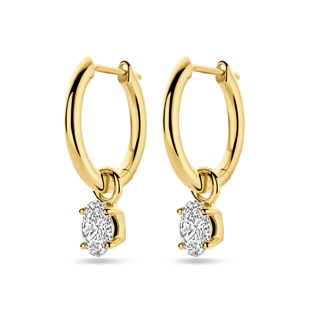 14k Geelgouden oorringen met een totale hoogte van 18mm. Het totale diamantgewicht is 0.50ct. Lab grown diamanten zijn diamanten die ontstaan in een laboratorium. Onder extreem hoge druk en temperatuur wordt het natuurlijk ontstaansproces nagebootst met als eindresultaat een diamant met dezelfde chemische eigenschappen maar met een andere oorsprong.