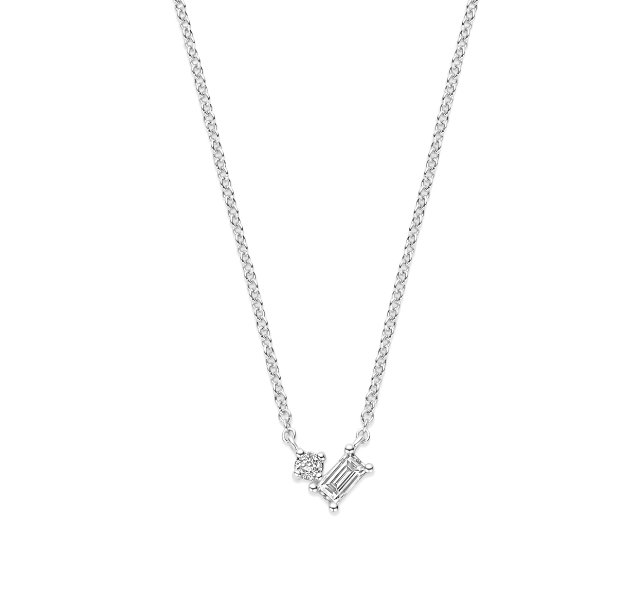 14k Witgouden collier uitgevoerd met diamant. Het collier heeft een draaglengtes van 41, 43 en 45cm. De schakelbreedte is 1,2mm. Uitgevoerd met een karabijnslot. Het totale diamantgewicht is 0.16ct. H/Si
