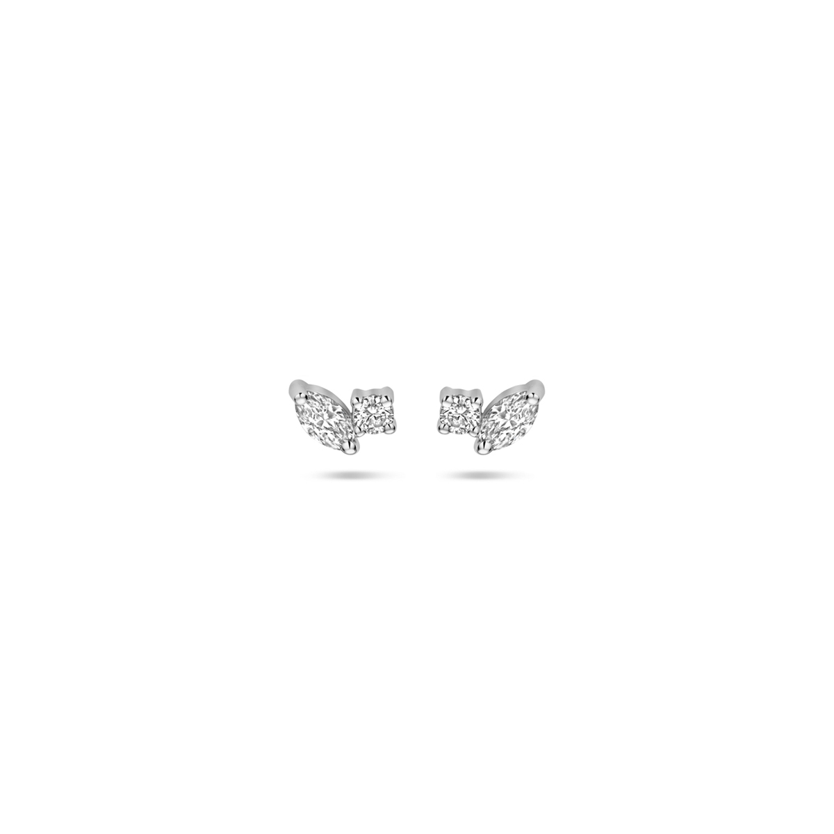 14k Witgouden oorknoppen uitgevoerd met diamant. De oorknoppen hebben een afmeting van 4x5.5mm. Het totale diamantgewicht is 0.24ct.
