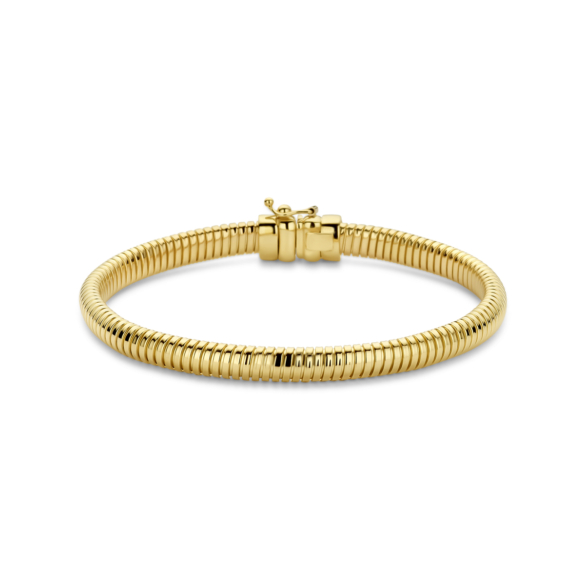 14k Geelgouden armband uitgevoerd met een omega schakel van 5.5mm. De armband heeft een draaglengte van 18.5cm.