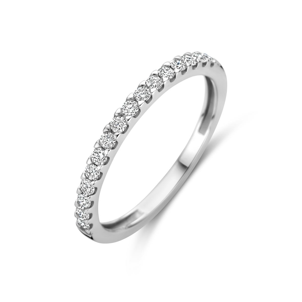 14k Witgouden ring uitgevoerd met lab grown diamant. De ring heeft een breedte van 2mm. Het totale diamantgewicht is 0.25ct. Lab grown diamanten zijn diamanten die ontstaan in een laboratorium. Onder extreem hoge druk en temperatuur wordt het natuurlijk ontstaansproces nagebootst met als eindresultaat een diamant met dezelfde chemische eigenschappen maar met een andere oorsprong.