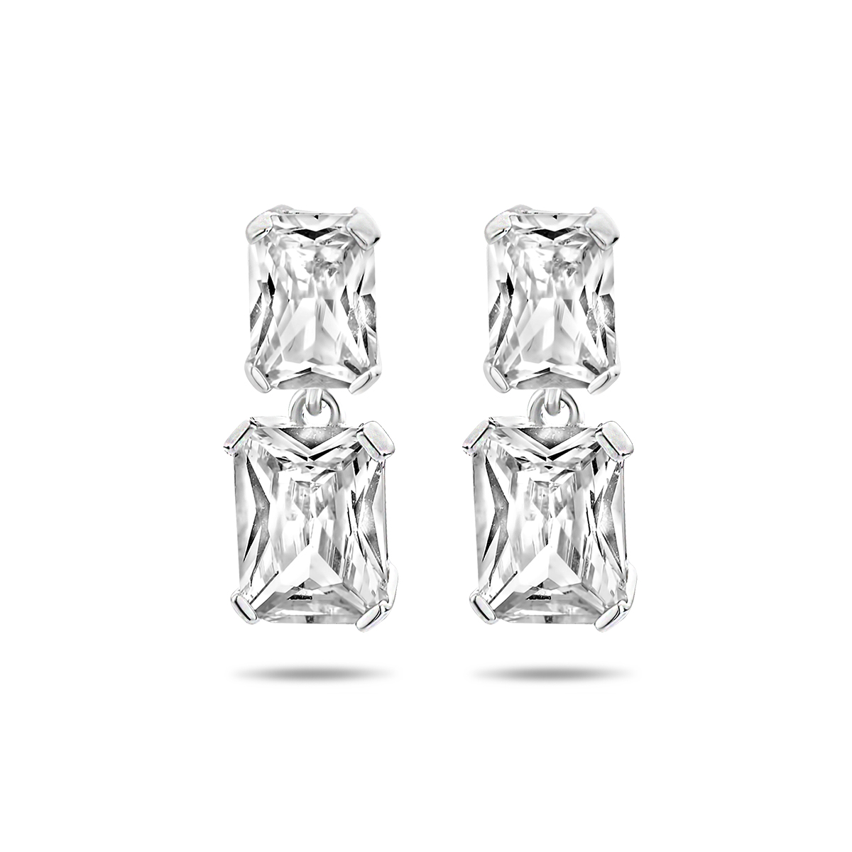 Gerhodineerd 925 zilveren oorhangers uitgevoerd met wit zirkonia. De oorhangers hebben een totale hoogte van 17mm.