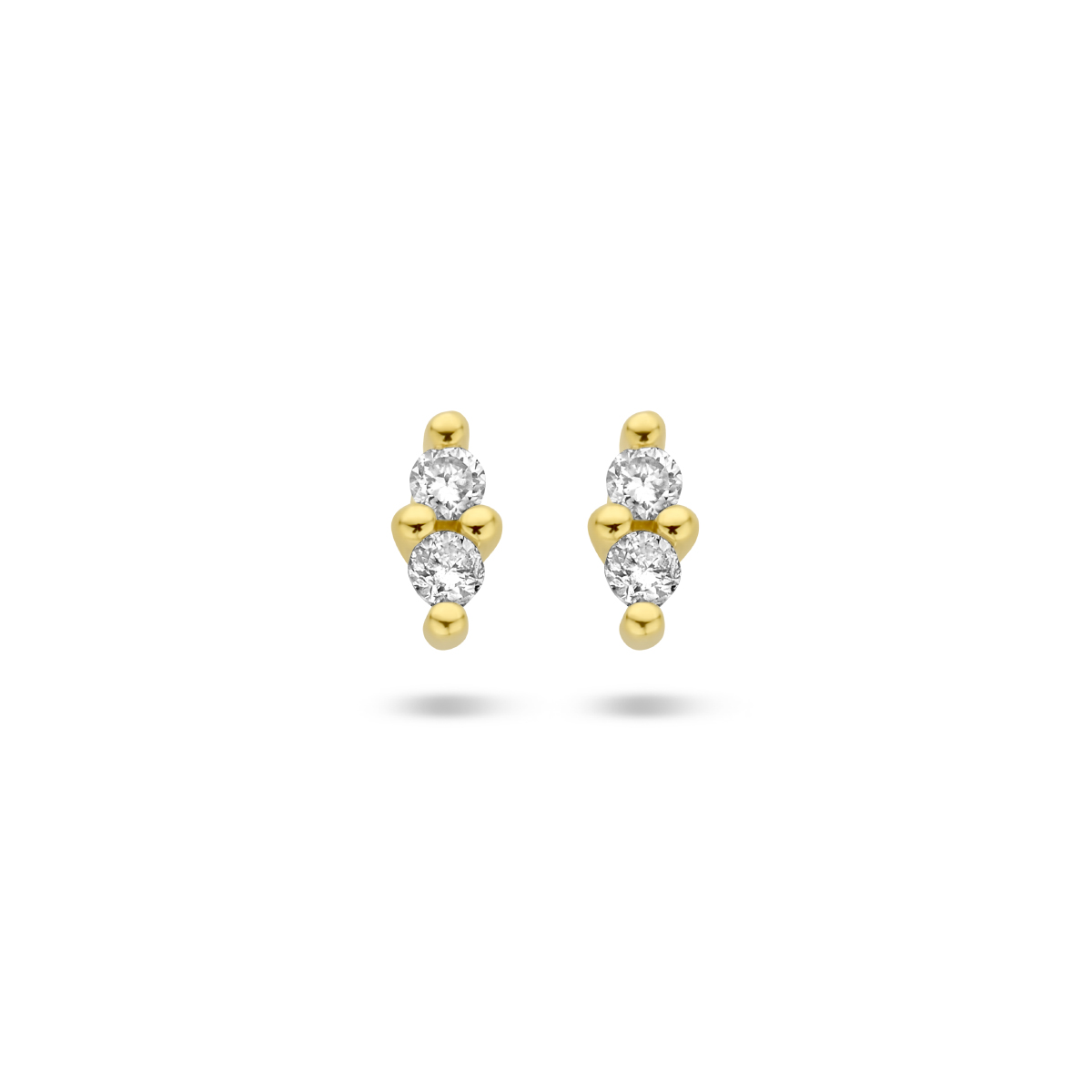 14k Geelgouden oorknoppen uitgevoerd met schitterende diamanten. De oorknoppen hebben een afmeting van 4x2mm.