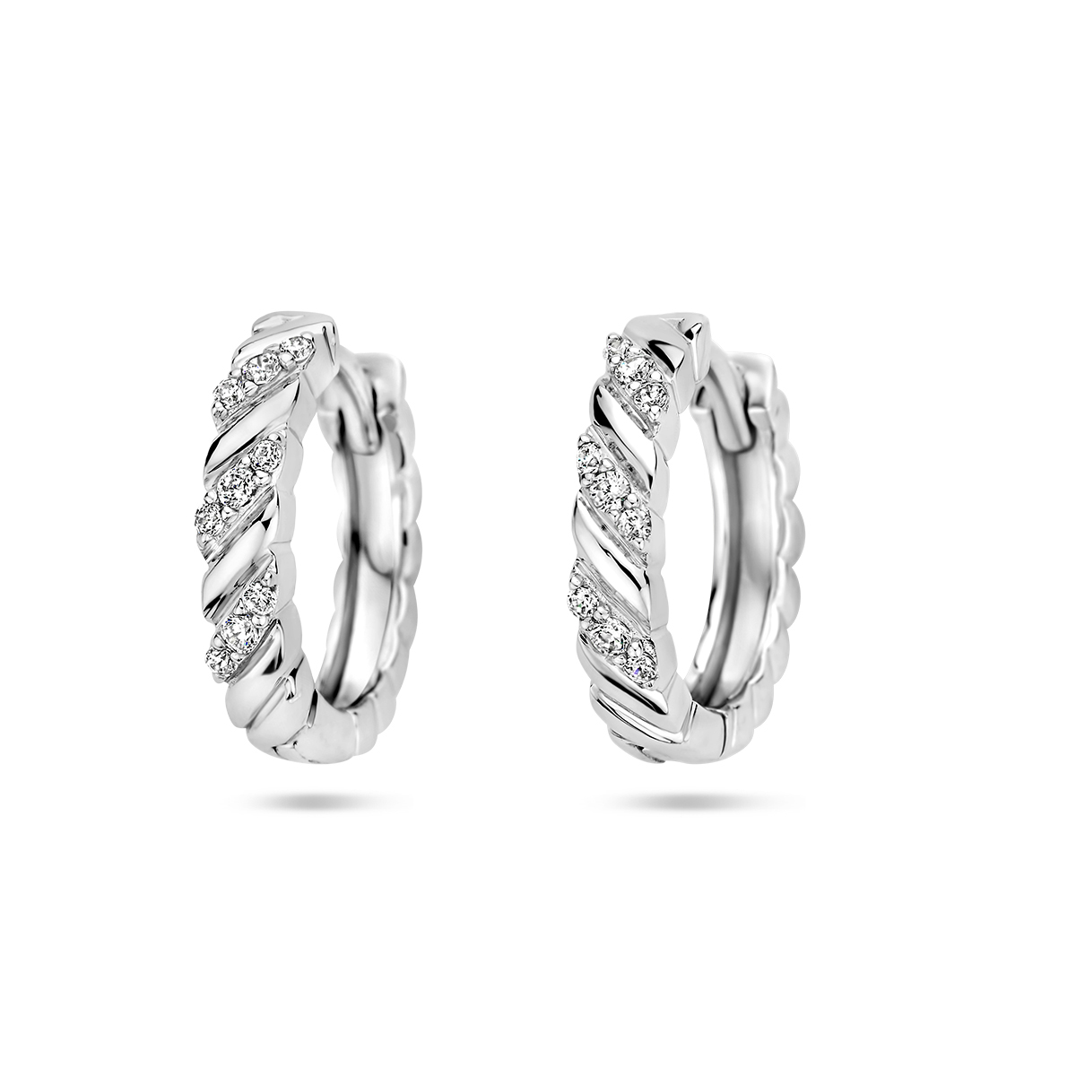 Gerhodineerd 925 zilveren klapoorringen uitgevoerd met zirkonia. De oorringen hebben een diameter van 14mm.
