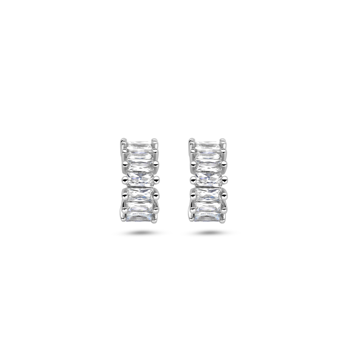 Gerhodineerd 925 zilveren oorknoppen uitgevoerd met zirkonia. De oorknoppen hebben een afmeting van 10x4.5mm.