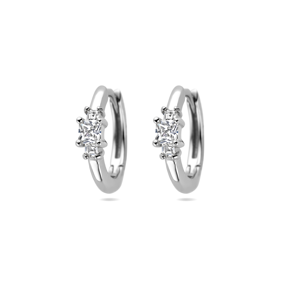Gerhodineerd 925 zilveren klapoorringen uitgevoerd met zirkonia. De klapoorringen hebben een afmeting van 12x3.5mm.