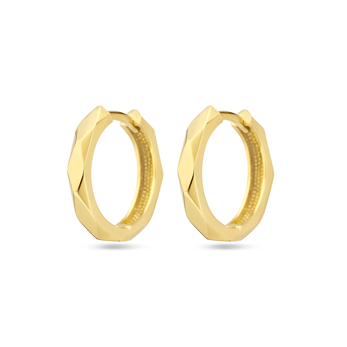 14k Geelgouden oorringen met een afmeting van 15.5x2.5mm.