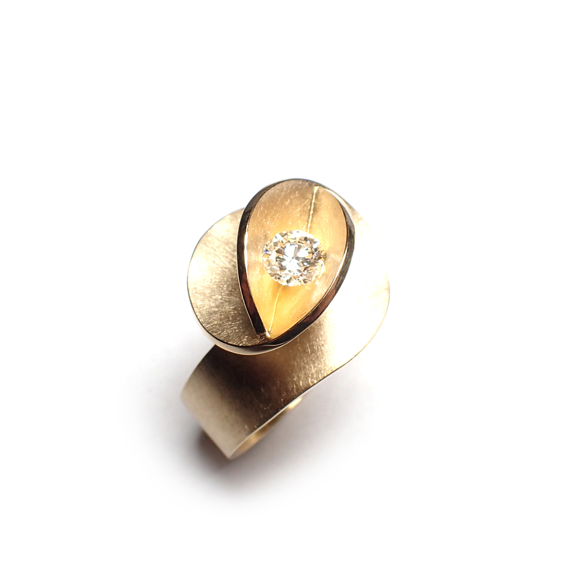 Een 18 krt geelgouden ring Cardillac model Canna met een diamant 0.40 crt briljant geslepen TW SI.