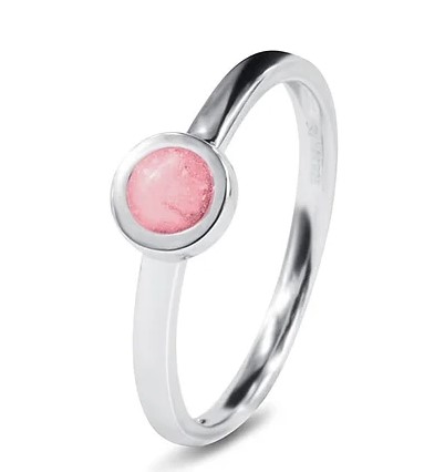 Zilveren ring, rond compartimentje. Dit sieraad wordt zichtbaar aan de voorkant gevuld met as en wordt vermengd met onze speciale hars. Deze ring wordt ook wel gebruikt als aanschuif ring. Doordat het hartje bovenop de scheen ligt, kan hij makkelijk bij een andere ring aangeschoven worden. De RG 001 t/m RG 004, RG 011, RG 012 en RG 016 zijn ook geschikt om met elkaar te combineren.