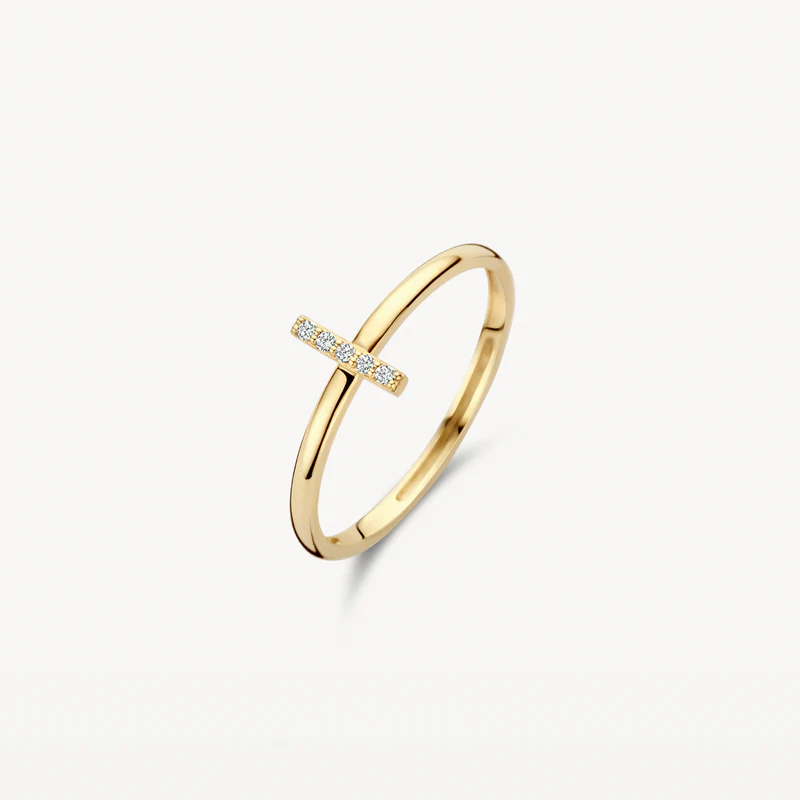Deze ring van 14k geelgoud valt op door het minimalistische design. Zirkonia’s schitteren in een staafje dat haaks op de band staat die een doorsnede heeft van 1,3 mm. Prachtig op zichzelf maar ook mooi te combineren met andere ringen uit onze collectie.
Type goud: 14k Geel goud
Type zetting: Pavé-zetting
Type steen: Zirkonia
Grootte detail/applique: 1,2 mm, 7 mm
Diameter: ⌀ 1,3 mm