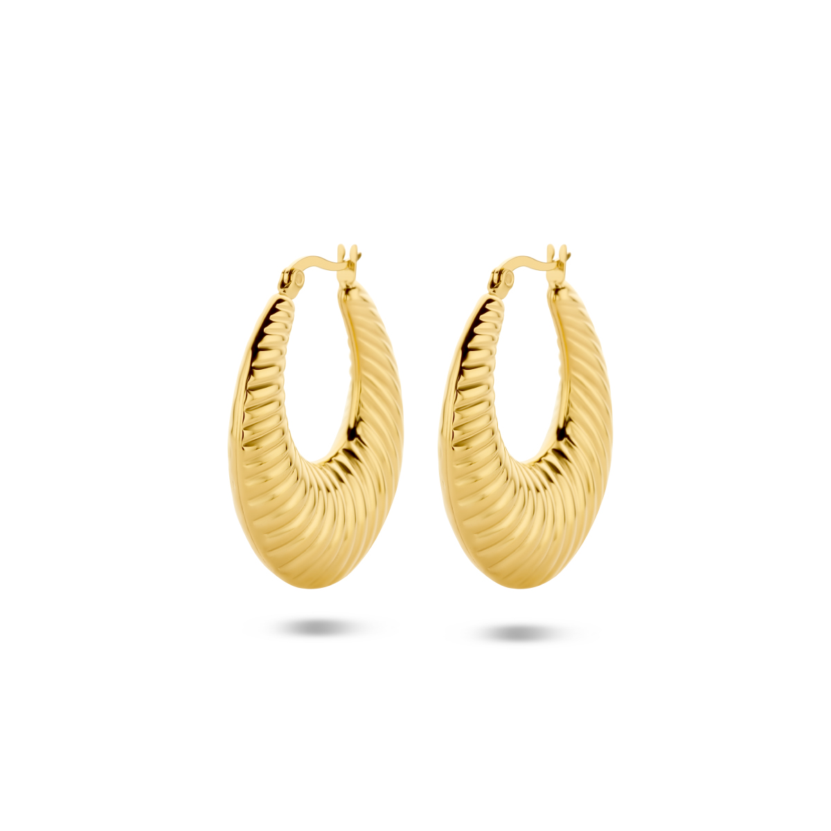 Stalen oorringen met een afmeting van 38x9mm en een geelgouden ion plating.