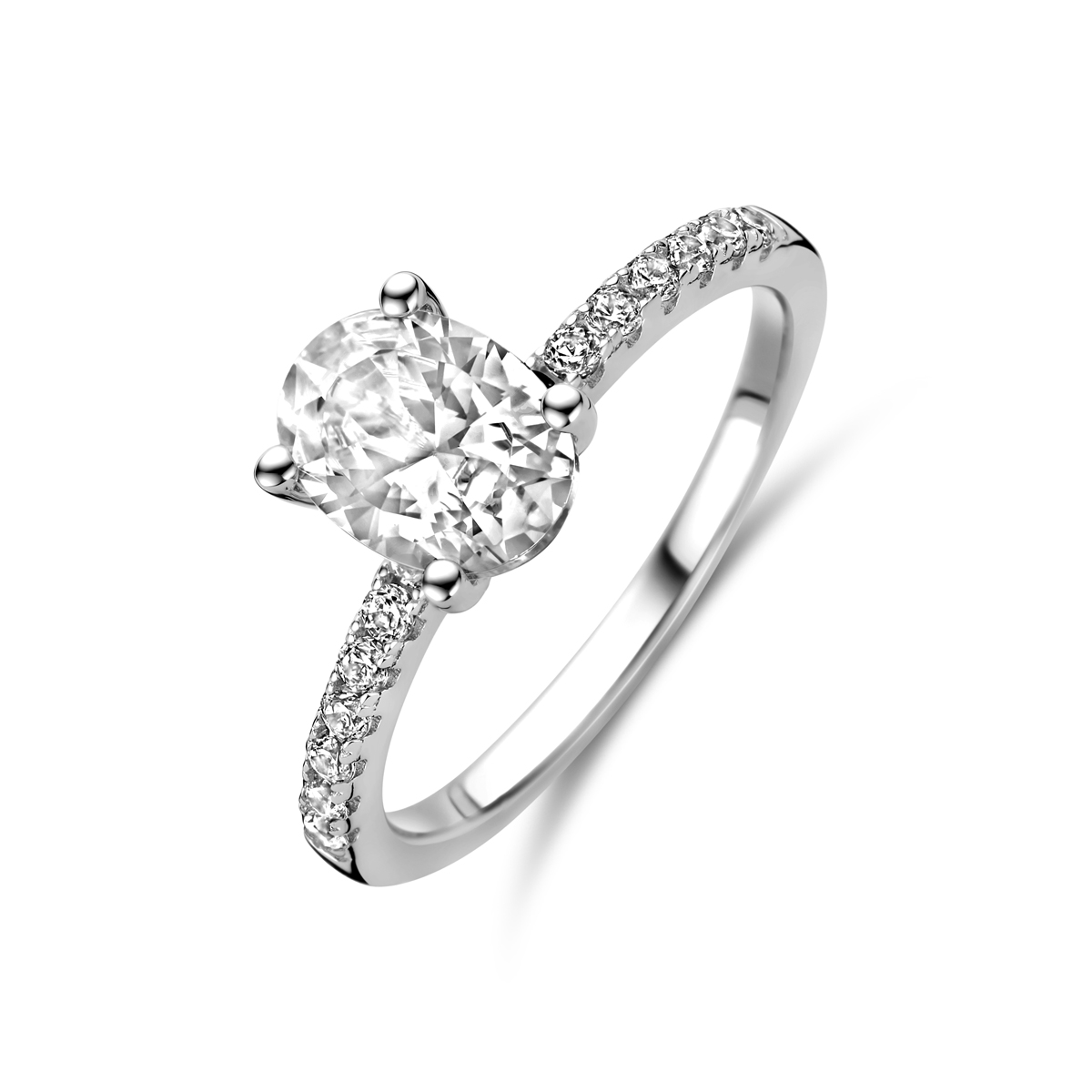 Gerhodineerd 925 zilveren ring uitgevoerd met zirkonia. De steen heeft een afmeting van 8x6mm.