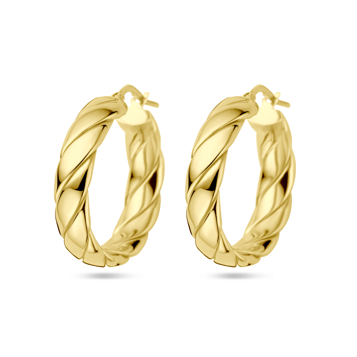 Geelgoud op 925 zilveren oorringen met een breedte van 6mm. Geen garantie op de plating.