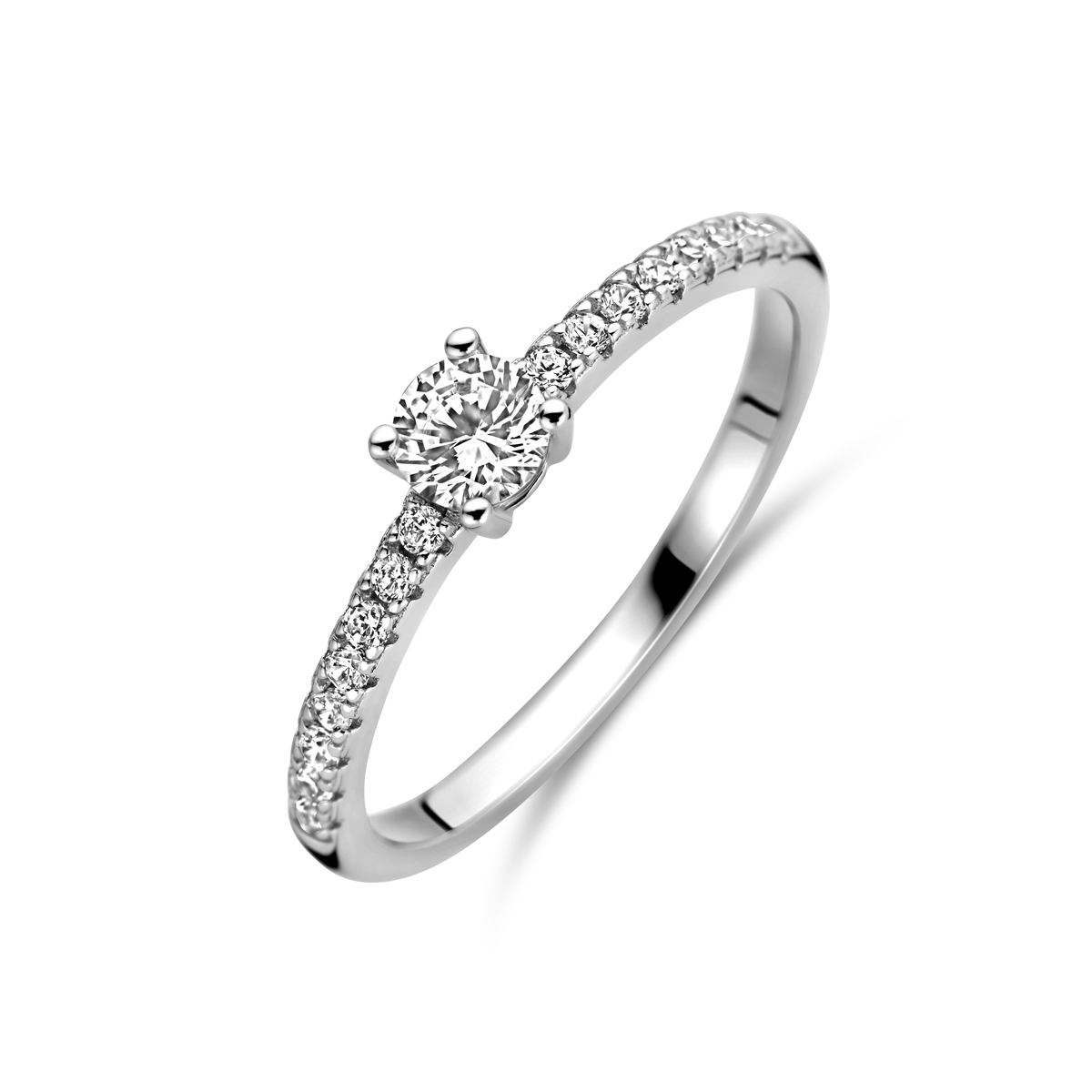 Gerhodineerd 925 zilveren ring uitgevoerd met zirkonia. De ring heeft een breedte van 4mm.