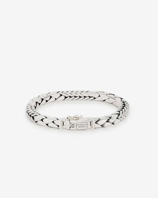 De George Mix armband is een prachtige zilveren armband gebaseerd op de George collectie. De mix van grovere en subtielere George schakels geeft de armband een look die je nergens anders aan zult treffen! Deze zilveren armband ziet er fantastisch uit om ieders pols. Uniek en tijdloos. De armband valt zeer goed te combineren met andere Buddha to Buddha items.