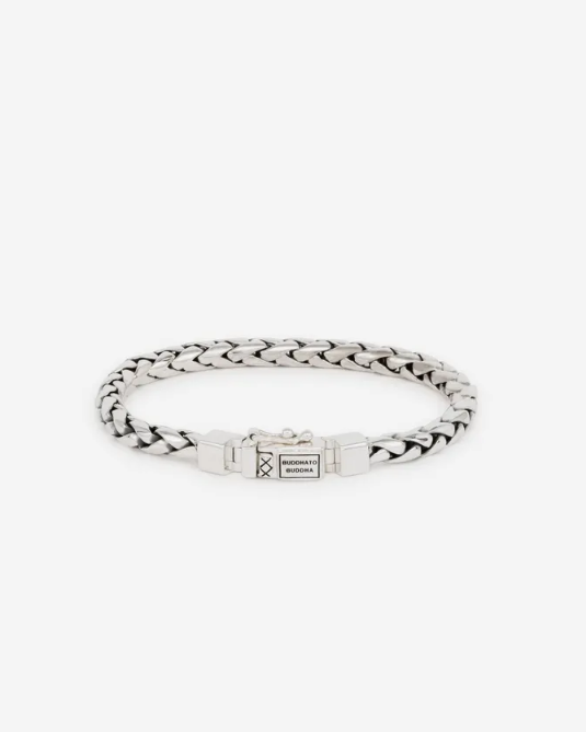 De George XS-armband is extra fijn en prachtig gedetailleerd. Deze zilveren armband ziet er fantastisch uit om ieders pols. De smalle gevlochten armband heeft een verfijnde textuur en geeft je een sierlijke look! De handgemaakte armband kan perfect worden gecombineerd met andere Buddha to Buddha-sieraden, bijvoorbeeld de familie Katja of Edwin.