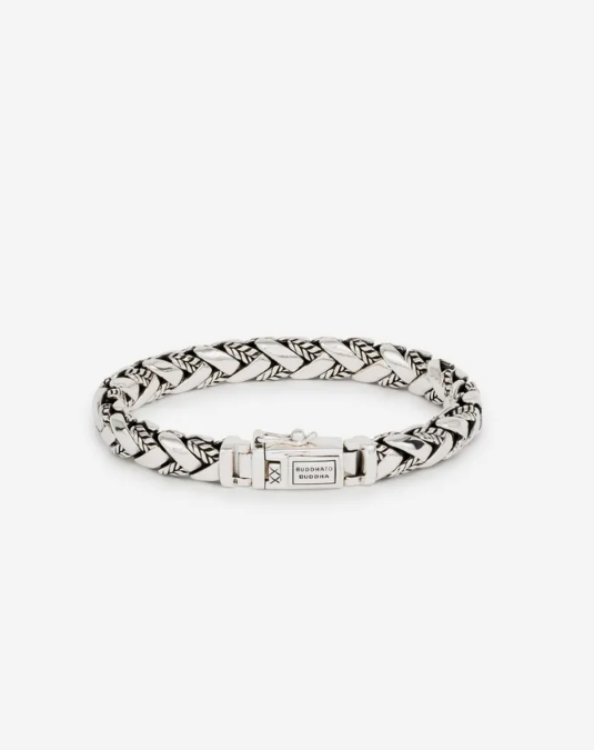 De George Texture armband, een icoon uit de geliefde George collectie, voegt een innovatieve twist toe aan de vertrouwde George-schakel door zijn unieke structuur. Dit veelzijdige item is perfect te combineren en past bij iedereen. Vervaardigd uit gerecycled zilver straalt het een premium uitstraling uit. Ontworpen in Amsterdam en met zorg geproduceerd in Zuidoost-Azië, belichaamt deze armband vakmanschap en stijl. Bij Buddha to Buddha koop je geen sieraden, maar geef je ze cadeau. Aan wie zou jij dit sieraad cadeau willen geven? Jezelf, of iemand in het bijzonder?