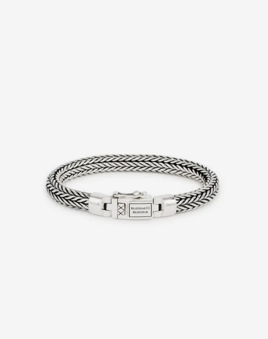De Ellen collectie is een van de subtielere lijnen in onze collectie. De Ellen armband bestaat uit een verfijnde en subtiele schakel. Het is een elegante armband die je goed kunt combineren met andere Buddha to Buddha sieraden. Handgemaakt uit gerecycled zilver en tijdloos zoals al onze sieraden. De Ellen armband is breder dan de Ellen Small armband. Elk aspect getuigt van ambachtelijk meesterschap, van de ontwerpen uit het hart van Amsterdam tot de zorgvuldige handgemaakte creatie in Zuidoost-Azië. Voor welke mijlpaal staat deze armband symbool voor jou?
