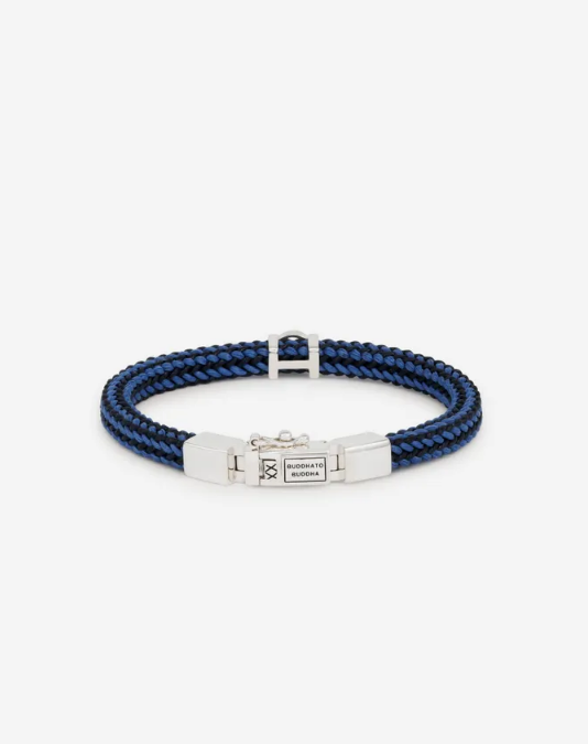 De Denise Cord Mix Blauw is een stoere armband van geweven koord met het iconische en tijdloze sterling zilveren slot dat je van Buddha tot Buddha gewend bent. Handgemaakt en tijdloos zoals alle Buddha to Buddha sieraden. De blauwe armband laat zich perfect combineren met zilveren sieraden of draag het naast je horloge. Het maakt je outfit stoer en helemaal af! Let op: Het geweven koord van deze armband kan krimpen en/of verkleuren door contact met water. Het is daarom belangrijk om elk contact met water te vermijden.