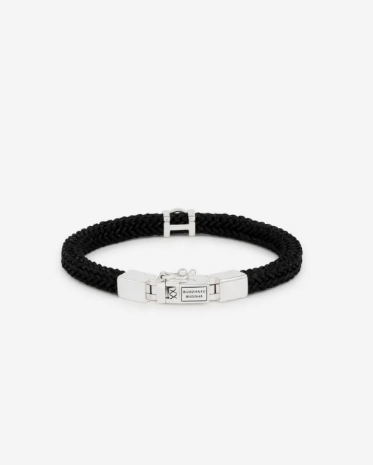 De Denise Cord Black is een stoere armband van geweven koord met het iconische en tijdloze sterling zilveren slot dat je van Buddha tot Buddha gewend bent. Handgemaakt en tijdloos zoals alle Buddha to Buddha sieraden. De zwarte armband laat zich perfect combineren met zilveren sieraden of draag het naast je horloge. Het maakt je outfit stoer en helemaal af!Let op: Het geweven koord van deze armband kan krimpen en/of verkleuren door contact met water.Het is daarom belangrijk om elk contact met water te vermijden.