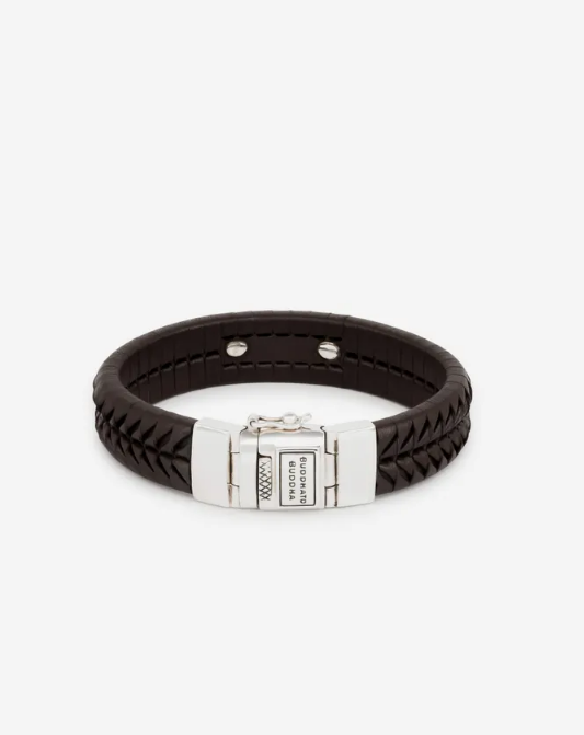 Een armband met ambachtelijke finesse, de Komang, vernoemd naar onze gewaardeerde Balinese meester in leerweven. Deze bruine leren armband straalt prachtige symmetrie uit met zorgvuldig vervaardigde details en een gerecycled zilveren sluiting. Met de hand gemaakt en tijdloos zoals alle Buddha to Buddha-sieraden.. Ontworpen in Amsterdam en met liefde vervaardigd in Zuidoost-Azië. Ga jij het leven vieren met deze armband?