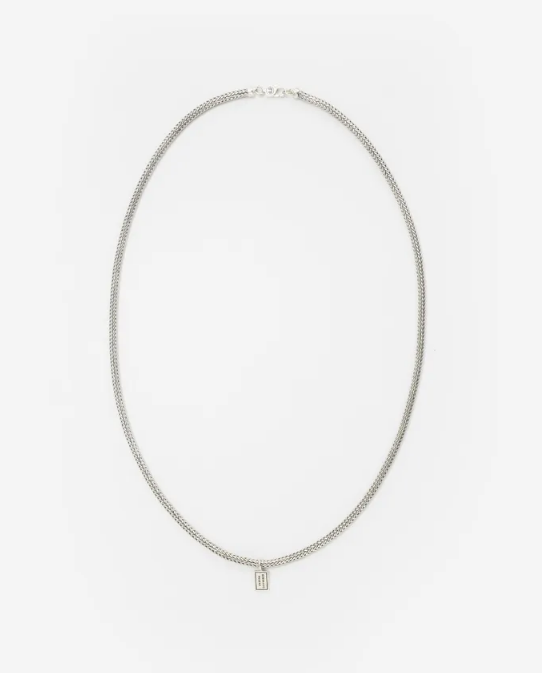 De Ellen Mini Ketting is 50 cm lang en geïnspireerd op onze geliefde Ellen schakel. De iconische Ellen vlechttechniek straalt kracht en elegantie uit. Met passie en precisie vervaardigen onze bekwame zilversmeden deze stijlvolle ketting van duurzaam gerecycled zilver, in Zuidoost-Azië. Verken ook de armbanden, oorbellen en ringen uit de Ellen collectie en ontdek met welke sieraden je deze ketting het beste kunt combineren. Het veelzijdige en verfijnde ontwerp maakt het tot de perfecte accessoire voor iedereen en elke gelegenheid. Ethiek en esthetiek komen samen in dit product, handgemaakt met duurzame materialen om een leven lang mee te gaan.