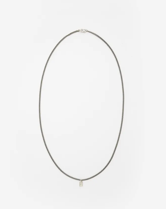 De Essential Mini-ketting is een prachtige maar eenvoudige ketting, ideaal om je hangers te laten zien. Handgemaakt en tijdloos zoals alle sieraden van Buddha to Buddha. De ketting kan perfect worden gecombineerd met andere sieraden van Buddha to Buddha. De Essential Mini-ketting is ontworpen in Amsterdam en ethisch verkregen uit 100% gerecycled zilver in Zuidoost-Azië. Ga je het leven vieren door jezelf of iemand anders te verwennen met dit krachtige sieraad?