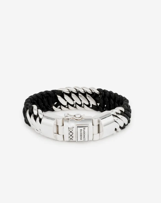 De Ben Mix Zilver & Leer Armband is een bijzondere fusie van leer en zilver! Deze armband, waarin de iconische Ben-schakel harmonieus samensmelt met het diepzwarte, soepele leer, is een toonbeeld van hoe traditie en innovatie hand in hand kunnen gaan. Elk segment, van de zilveren schakels tot de lederen band, vertelt een verhaal van vakmanschap, passie en de kunst van het handwerk. Ontworpen in Amsterdam en met zorg handgemaakt in Zuidoost-Azië, is deze armband een tijdloos symbool van stijl en verbinding. Een unieke combinatie die zowel de kracht als de verfijning van ons merk belichaamt. Ga jij het leven vieren door jezelf of iemand anders te trakteren op dit krachtige sieraad?