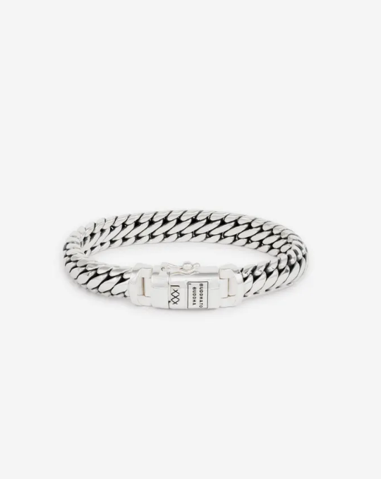 De Ben schakel, een tijdloze klassieker en een essentieel onderdeel van de Buddha to Buddha collectie. Deze gerecycled zilveren armband is een van onze populairste armbanden. Ontworpen in Amsterdam en met toewijding met de hand vervaardigd door onze zilversmeden in Zuidoost-Azië. Dit tijdloze ontwerp wordt met grote vakmanschap geproduceerd, waarbij elke armband gemiddeld 7 dagen passievolle toewijding vereist. De zilveren Ben armband laat zich moeiteloos combineren met andere Buddha to Buddha sieraden en is iets slanker dan de Ben Medium armband. Het dragen van een Ben sieraad betekent dat je kracht en moed met je meedraagt!
