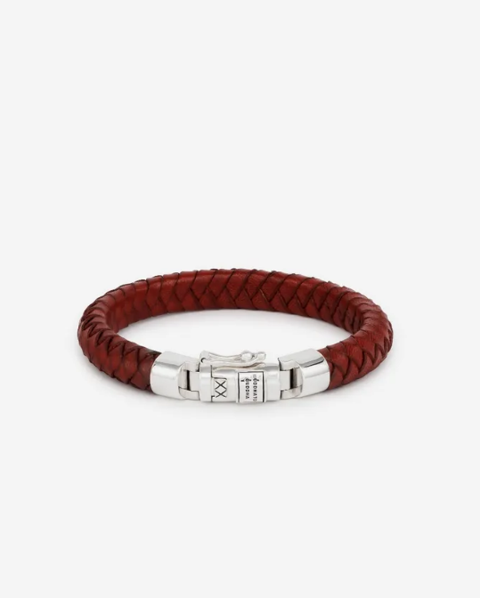 
Graveerbaar
Armband Ben Small Leer Rood

Gerecycled 925 sterling zilver/leer

€ 159,00
Pak jouw favoriete cadeaus in met onze giftwraps
Product Opties:
Kies jouw Maat
Aanpasbare opties:
Graveren 
+ € 10,00
Een symbool van een ♥ of ∞ teken is mogelijk. Het maximaal aantal tekens is inclusief spaties (let op: een symbool telt als 2 tekens). Lettertype: Calibri. Levertijd: 1–3 werkdagen. Klik hier voor onze retourvoorwaarden
Maximaal 8 tekens

Maattabel

In Winkelwagen
Gratis verzending & veilig retourneren
Veilig & gratis verzending vanaf 50 euro. 30 dagen retour en 12 maanden* garantie op je artikelen.

Duurzaam sieraad
Onze sieraden worden duurzaam gemaakt van gerecycled zilver en goud. Verpakt in 100% biologisch afbreekbare verpakkingen van (aardappel)zetmeel.

De Ben schakel is een tijdloze klassieker en een onmisbaar item in onze collectie. Deze leren variant van een van onze meest geliefde armbanden is ontworpen in Amsterdam en met zorg met de hand gemaakt in Zuidoost-Azië. Dit sieraad kan moeiteloos worden gecombineerd met alle andere sieraden van Buddha to Buddha. Deze rode armband is gemaakt van hoogwaardig leer en voorzien van een tijdloze sterling gerecycled zilveren sluiting. Aan wie zou geef jij dit sieraad cadeau?