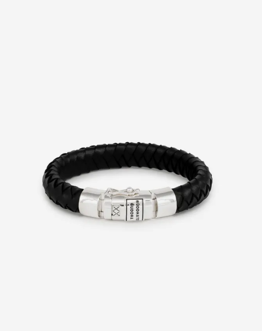 De modieuze lederen variant van de Ben-link is een must-have om dagelijks te dragen! De Ben Leer Zwart is een verfijnde, mannelijke essential om te combineren met je zilver, om ze naast je horloge of alleen te dragen. De armband is handgemaakt van hoogwaardig leer met de iconische en tijdloze sterling zilveren sluiting die je van Buddha tot Buddha gewend bent. Deze lederen Ben armband is groter dan de Ben Small leer.