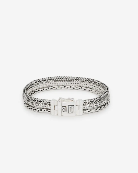 
Graveerbaar
Armband Triple Mini

Gerecycled 925 sterling zilver

€ 439,00
Pak jouw favoriete cadeaus in met onze giftwraps
Product Opties:
Kies jouw Maat
Aanpasbare opties:
Graveren 
+ € 10,00
Een symbool van een ♥ of ∞ teken is mogelijk. Het maximaal aantal tekens is inclusief spaties (let op: een symbool telt als 2 tekens). Lettertype: Calibri. Levertijd: 1–3 werkdagen. Klik hier voor onze retourvoorwaarden
Maximaal 7 tekens

Maattabel

In Winkelwagen
Gratis verzending & veilig retourneren
Veilig & gratis verzending vanaf 50 euro. 30 dagen retour en 12 maanden* garantie op je artikelen.

Duurzaam sieraad
Onze sieraden worden duurzaam gemaakt van gerecycled zilver en goud. Verpakt in 100% biologisch afbreekbare verpakkingen van (aardappel)zetmeel.

De Triple Mini Armband is een krachtige expressie van de essentie van ons merk- een viering van de kracht van verbinding. Deze armband verbindt drie verschillende armbanden, de populaire Barbara, Ellen en George, in één verfijnde creatie. Elke individuele band is zorgvuldig met de hand in elkaar geweven en daarna verbonden met de andere banden doormiddel van ons iconische slot. Vervaardigd in gerecycled zilver, straalt deze armband een tijdloze authenticiteit en kwaliteit uit. Ontworpen in Amsterdam, met de hand gemaakt in Zuid-Oost Azië. Draag het als een symbool van de harmonie in jouw leven.