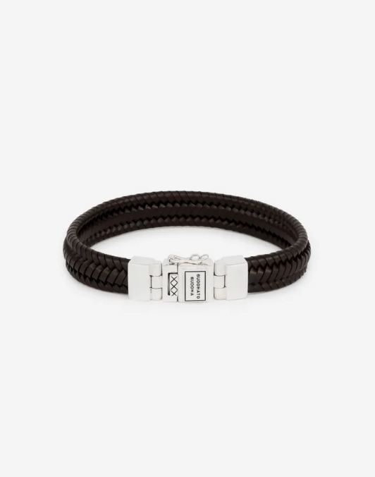 De Edwin Small leren armband is het resultaat van puur vakmanschap en aandacht voor detail. Handgewoven door ervaren ambachtslieden gedurende een proces van drie dagen, straalt deze armband pure passie uit. Vervaardigd van hoogwaardig leer en afgewerkt met de iconische gerecyclede sterling zilveren sluiting. Ontworpen in Amsterdam en met liefde handgemaakt in Zuidoost-Azië, markeert deze armband het begin van een nieuw stijlvol hoofdstuk. Geschikt voor iedereen en eindeloos te combineren. Ben jij klaar voor een nieuw hoofdstuk in stijl met deze armband?