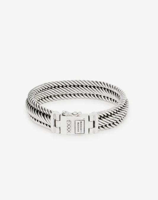De Edwin familie is een van de meest populaire collecties van Buddha to Buddha. De Edwin Small armband is gedetailleerd met een stoere uitstraling. Handgemaakt van sterling zilver en tijdloos zoals alle Buddha to Buddha-sieraden, deze armband kan perfect worden gecombineerd met andere sieraden. Wees creatief en combineer sieraden van andere families, zoals Ellen of Ben. Deze zilveren armband uit de Edwin collectie is breder dan de Edwin XS, maar smaller dan de Edwin armband.