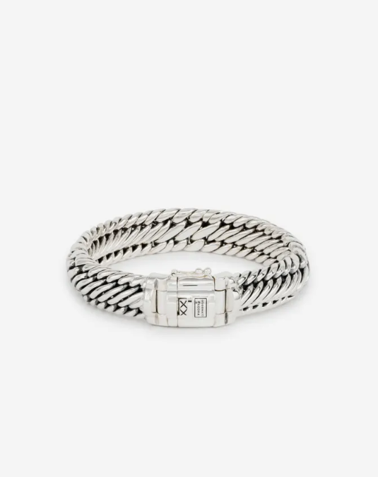 Deze nieuwe Ben/Edwin serie laat echt vakmanschap zien en heeft twee designs in één iconische schakelcombinatie. Kan je niet kiezen tussen de Ben of Edwin armband? Dan is deze serie de perfecte oplossing! Deze schakel-fusie is niet alleen heel bijzonder om te zien, maar ook technisch een hele uitdaging voor de zilversmeden om te maken. Het resultaat: een vernieuwende, stoere armband die een waar kunstwerk is. De armband is ook verkrijgbaar in een kleinere versie als de Edwin/Ben XS bracelet.