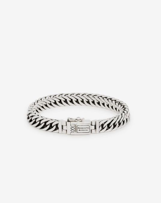 De Esther XS armband is een van de bekendste armbanden uit de Heritage collectie op basis van de Esther schakel. De stoere gevlochten schakel maakt deze sterling zilveren armband tot een echte must have! De schakels zijn geoxideerd waardoor de binnenkant van de schakel donker is. Creëer een vlotte en stoere look met deze tijdloze en handgemaakte armband. De Esther XS is smaller dan de Esther Small en de Esther Big.